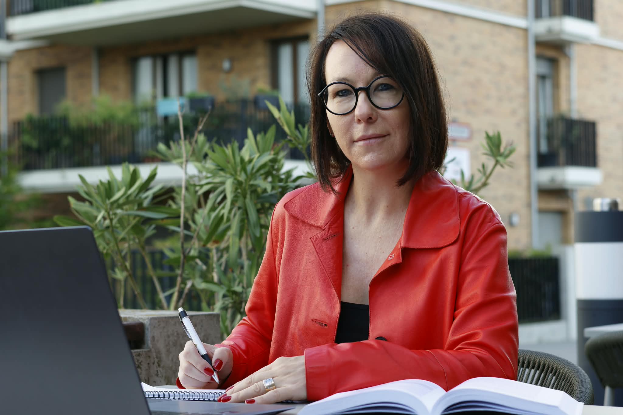 Andrea Vieten bei der Arbeit an Immobilienunterlagen