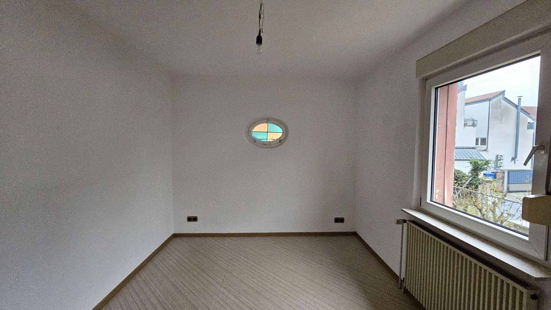 Wohnzimmer mit Seitenornamentfenster