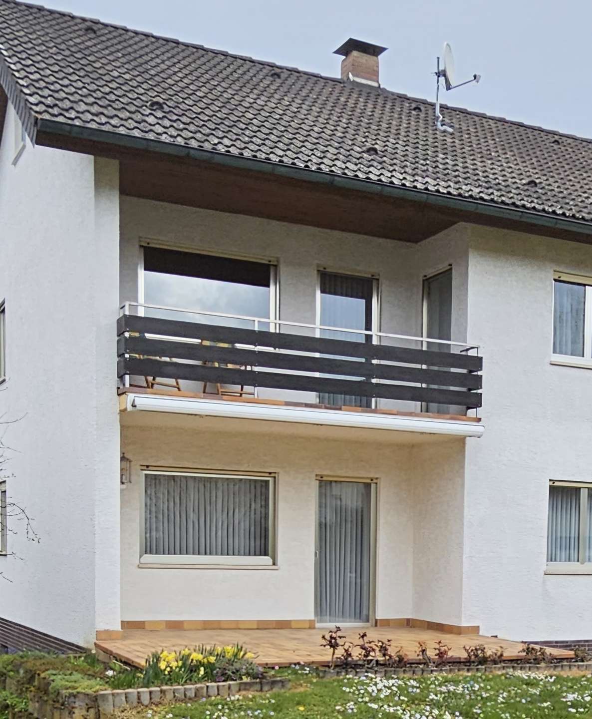 Frontansicht Terrasse und Loggia