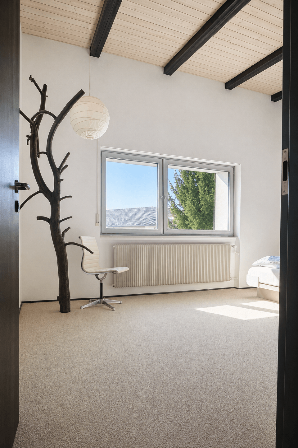 Zimmer mit Fensterfront
