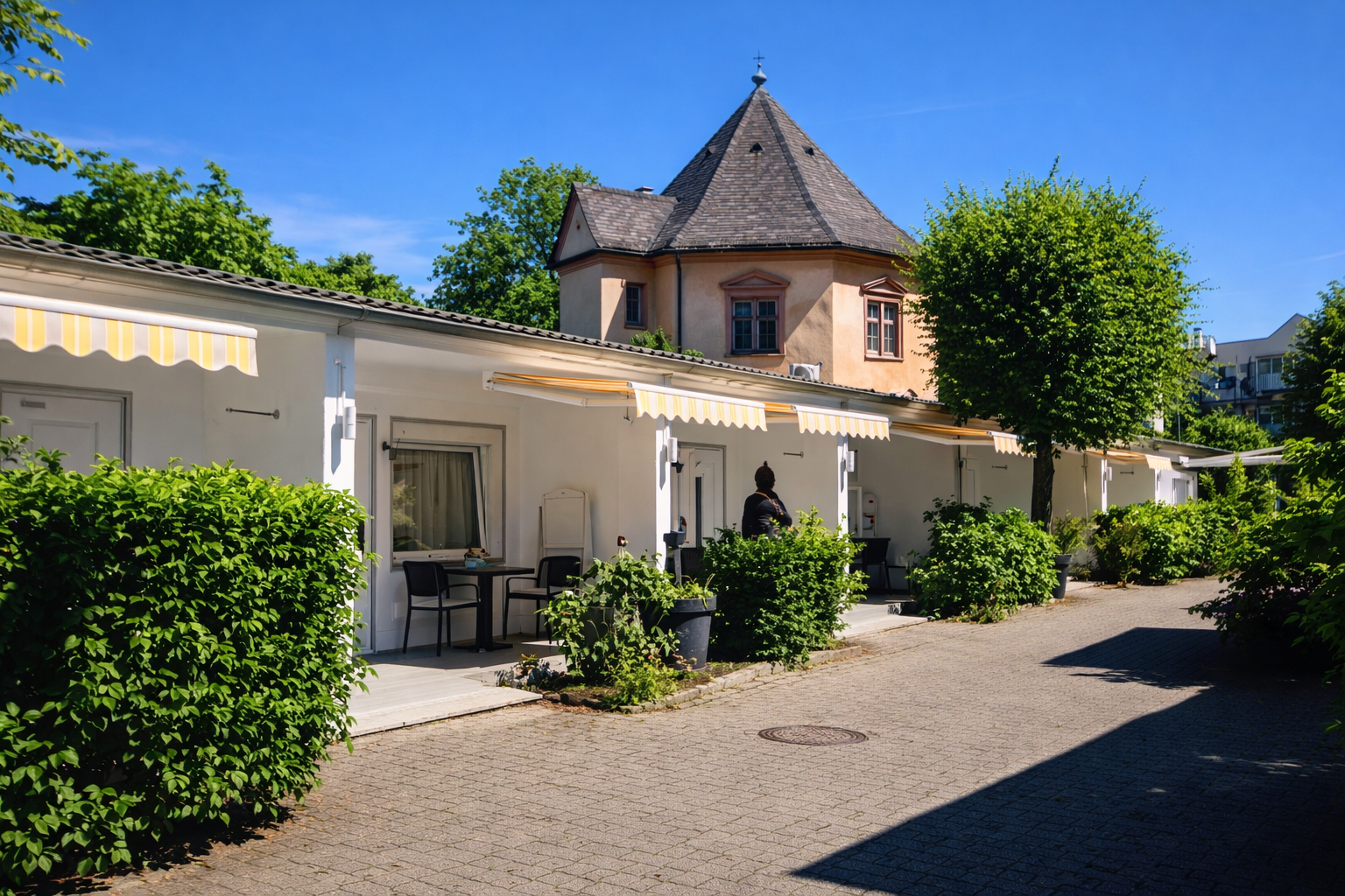 Seitenbau im Sommer